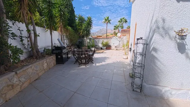 Chalet independiente de 4 habitaciones con piscina divida en dos plantas individuales — 5