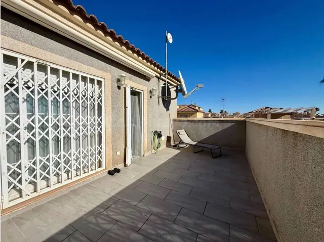 Casa independiente en gran parcela con piscina comunitaria y - foto 3