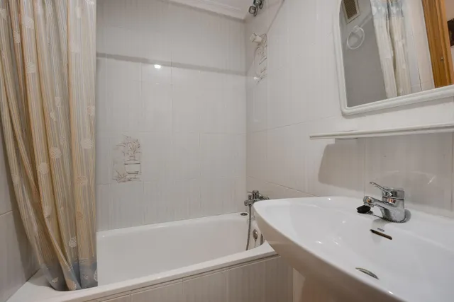 Gran piso de 4 dormitorios y dos baños en el corazón de Torrevieja, a menos de 500 metros del mar — 22
