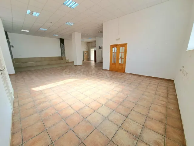 Se vende o alquila este local de 267m2 esquinero con dos ent - foto 5