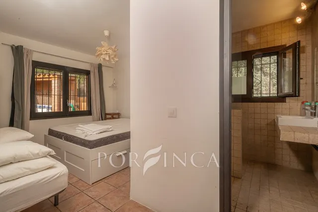 Villa con carácter de 5 dormitorios cerca de Palamós en un entorno verde. Piscina. — 17