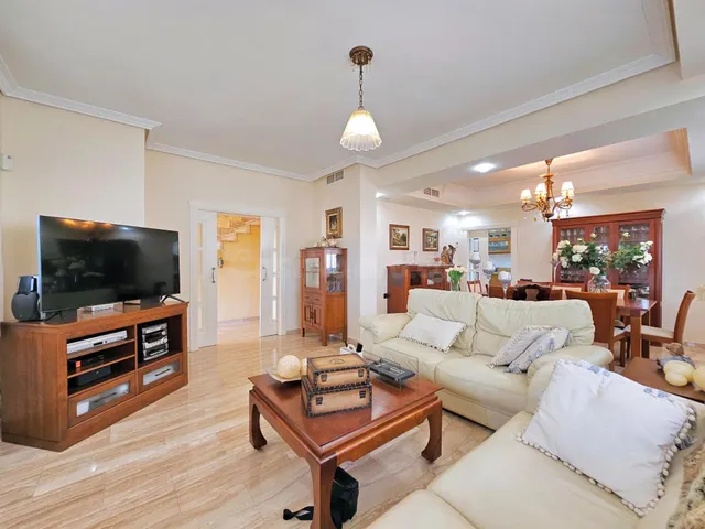 SE VENDE ESTUPENDO CHALET SITO EN Calle RICARDO BELVER, LA P - foto 2
