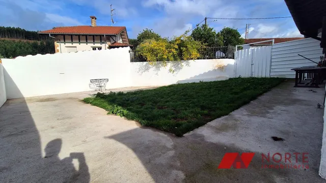 CASA REFORMADA CON JARDÍN Y PORCHE — 9