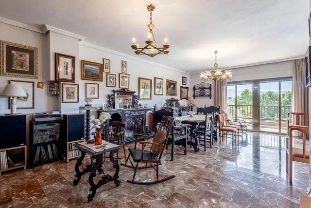 Pisazo en paseo del salón - Granada — 6