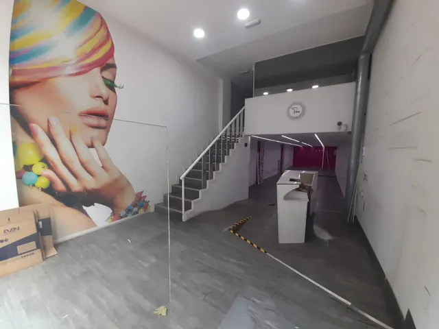 Se alquila local comercial en primera línea en Calle San Fernando de Santander. — 6