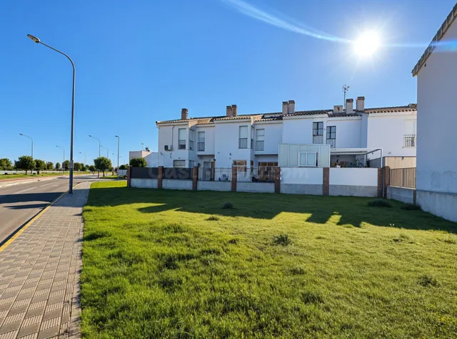 Casa adosada en venta en Utrera – 4 dormitorios, sótano y am