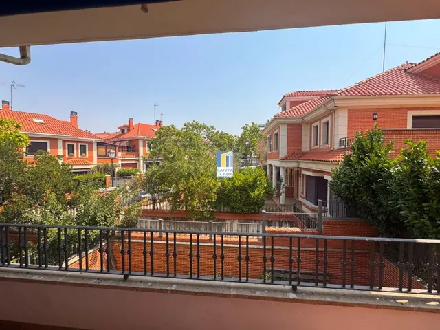 CHALET PAREADO EN VENTA CON 4 DORMITORIOS, GARAJE, JARDÍN Y  - foto 5