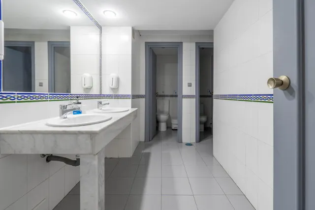 Venta de amplio y funcional local en zona inmejorable (avda. madrid) - Granada — 20