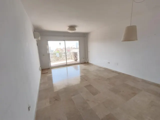 Luminoso piso de 2 dormitorios con amplia terraza y 2 garajes en Los Pacos, Fuengirola — 4