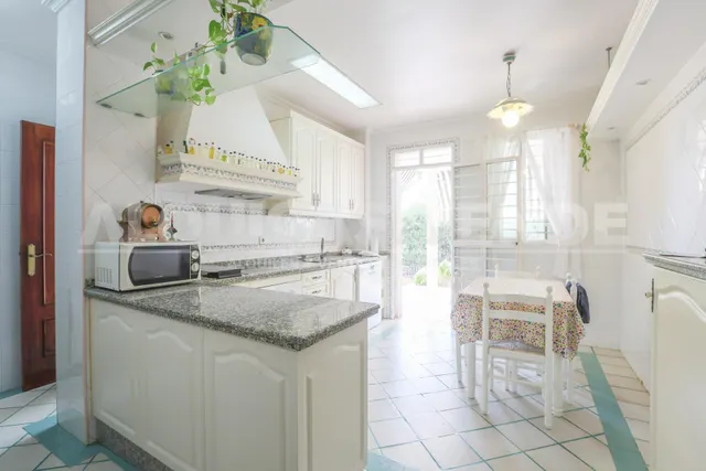 Exclusiva villa de lujo en Simón Verde: 1.150 m2 de parcela privada, gran piscina y bodega, a un paso de Sevilla. — 14