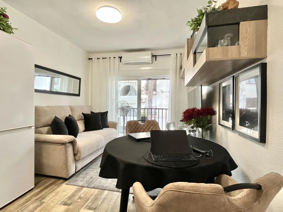 Apartamento con terraza, provincia de Alicante, Torrevieja. 1 habitación, 38 m2, 1 kilómetro al mar