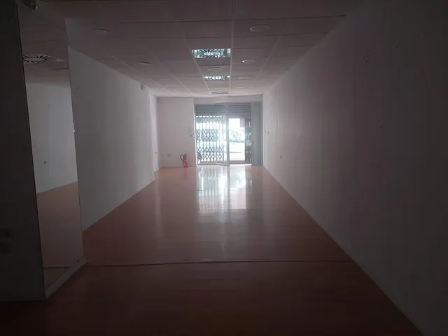 Se alquila local comercial en Avda. de Madrid — 6