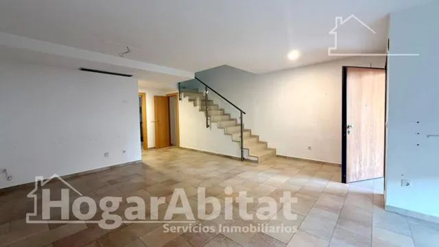 AMPLIO ADOSADO CON DOS TERRAZAS EN ZONA DEMANDADA — 6