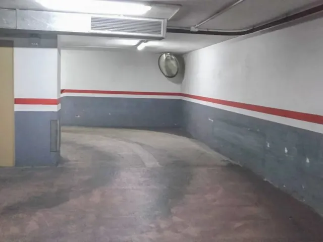 AMPLIA PLAZA DE PARKING A LA VENTA EN SAGRADA FAMILIA — 3