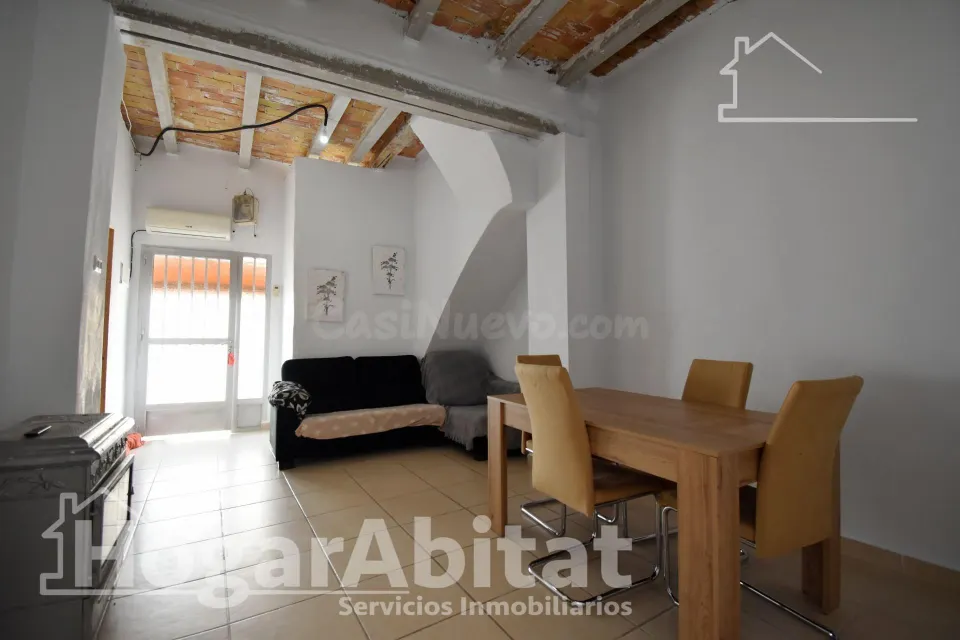 CASA ACOGEDORA Y SEMIREFORMADA CON PATIO