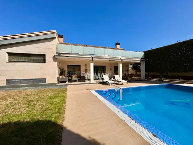 Roses | Espectacular villa moderna con amarre privado de 22 