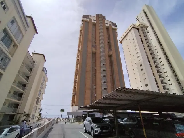 Apartamento de esquina con 2 dormitorios y terraza acristlada en 1 Linea playa Levante. — 28