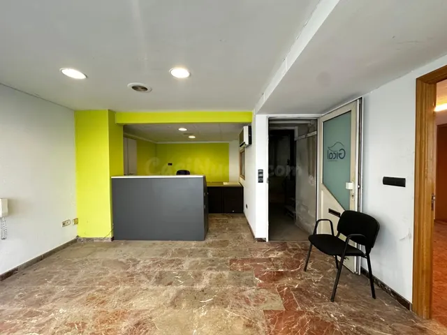 Local comercial con oficinas y zona de trabajo — 2