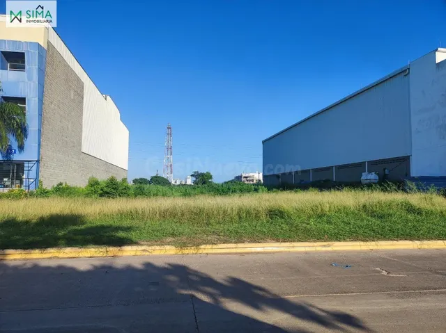 VENDO AMPLIO LOTE EN SECTOR INDUSTRIAL - foto 3