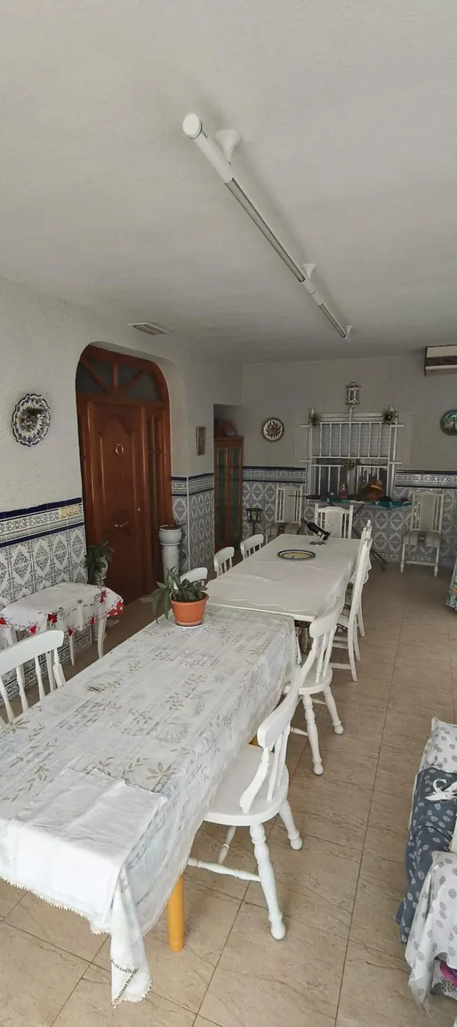 Imponente Chalet en La Hoya con Piscina y Amplios Jardines — 24