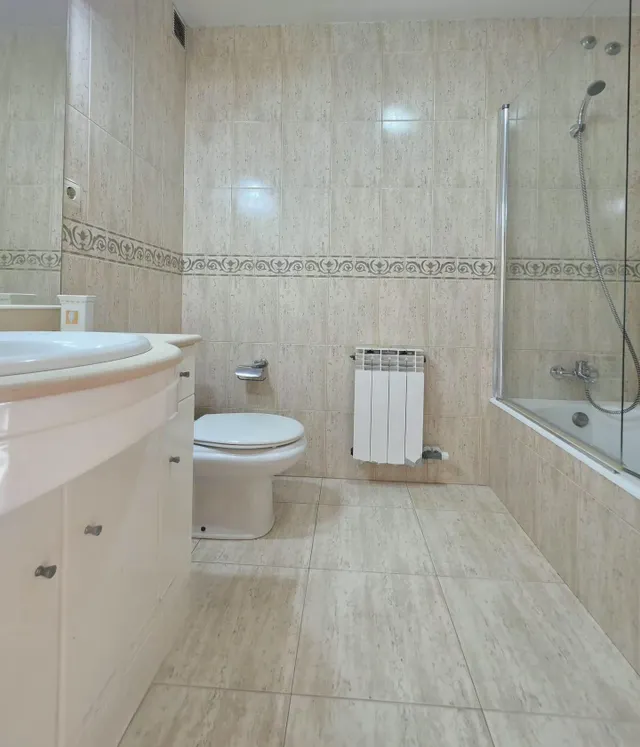 Chalet esquinero adosado en Vilafortuny — 34
