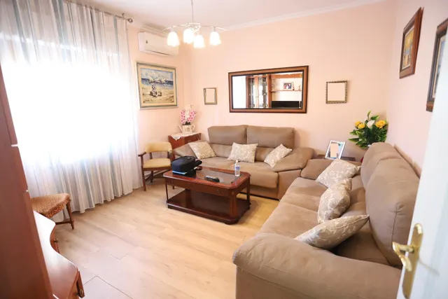 Casa en planta baja para entrar a vivir con 3 dormitorios, cocina amplia, salón, comedor, 2 patios y lavadero — 5