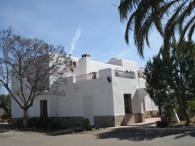 Casa con terreno, cuatro dormitorios, finca, cortijo y resta - foto 2