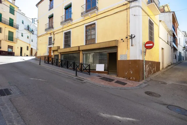 Espectacular edificio a 3 calles con vivienda y locales comerciales en pleno centro de Alhama de Gr — 3