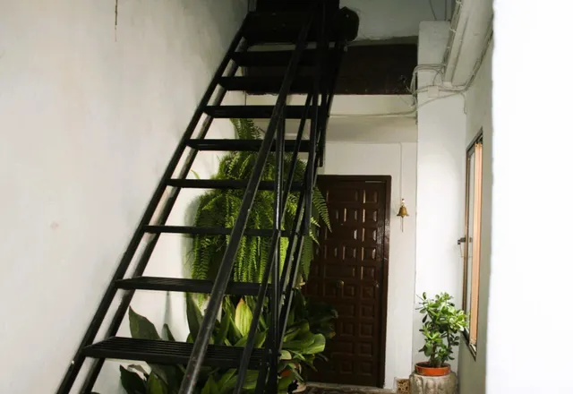 CASA DE VECINOS CON 8 APARTAMENTOS — 16