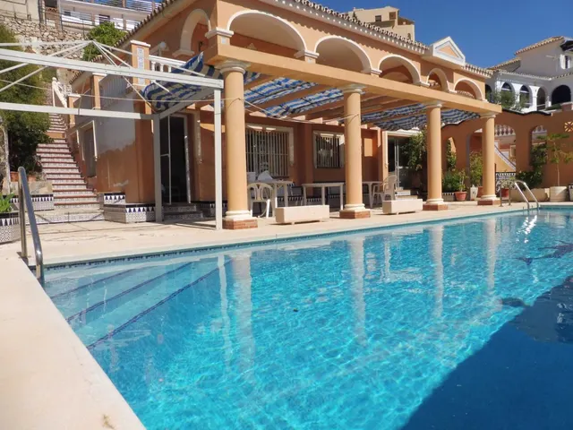 Villa grande con mucho potencial y vistas al mar zona Estupa Budista, Benalmádena — 2