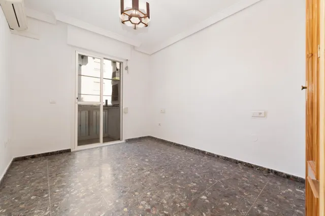 Piso de 3 dormitorios en Puerto de Estepona a 100 metros del paseo maritimo. — 24