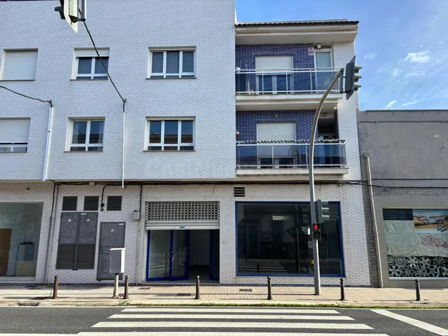 Local comercial a estrenar con gran fachada y máxima visibil