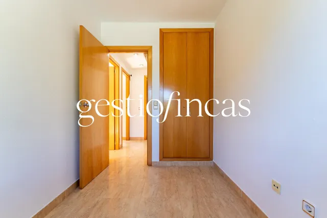 Espectacular bajo con gran jardín privado, piscina y parking a 5 minutos del mar — 18