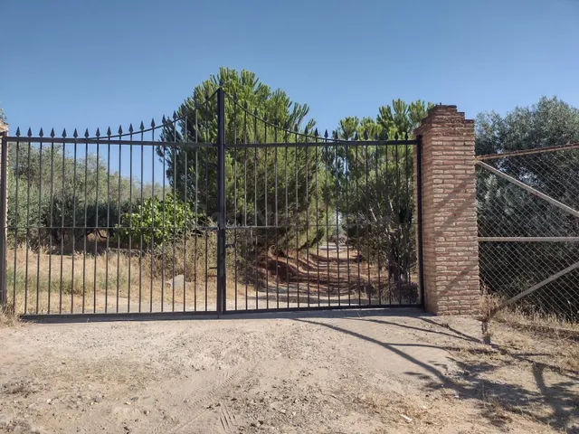 MAGNIFICA PARCELA DE CASI DOS HECTAREAS, CON CHALET Y PISCIN