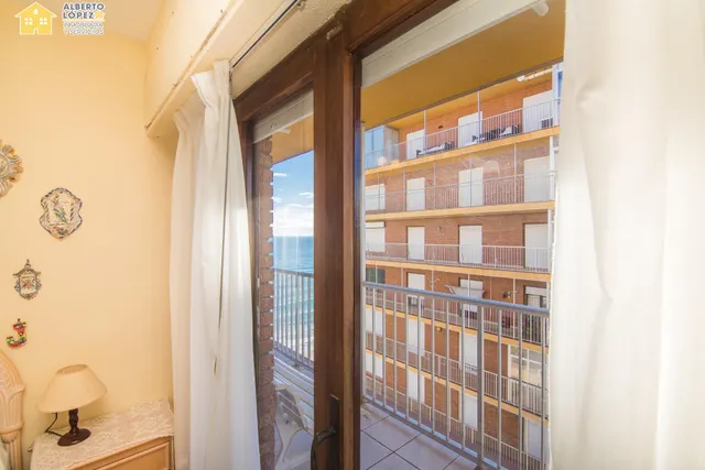 Apartamento en venta en primera línea de playa en Los Arenales del Sol, la propiedad está afectada por la Ley de Costas — 27