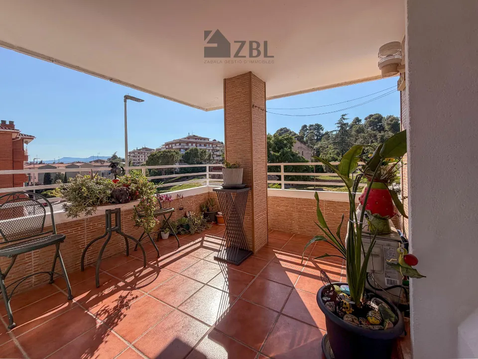 ¡AMPLIO PISO SEMINUEVO CON TERRAZA, ASCENSOR Y MUCHA LUZ EN UNA DE LAS MEJORES ZONAS DE MANRESA!