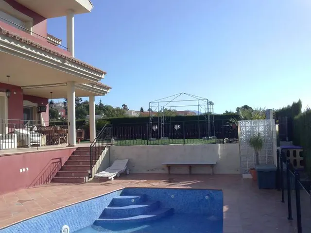 chalet en zona del colegio elians — 2