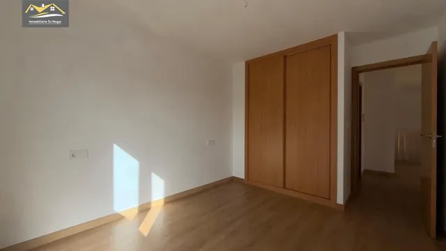 Chalé adosado, con terraza 30m , jardín 70m , garaje para 2 coches. 5 habitaciones. 3 baños. Cocina salón comedor de 35 m2. Magnificas vistas. Muy soleados — 30