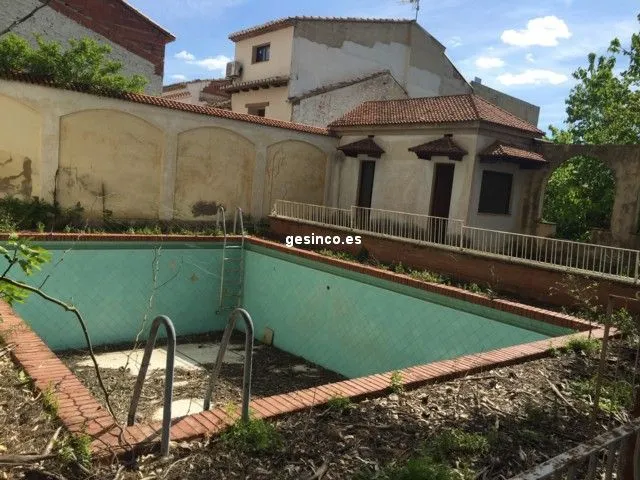 CASA SEÑORIAL CÉNTRICA CON PATIO, JARDÍN, PISCINA, BUHARDILLA.... — 3