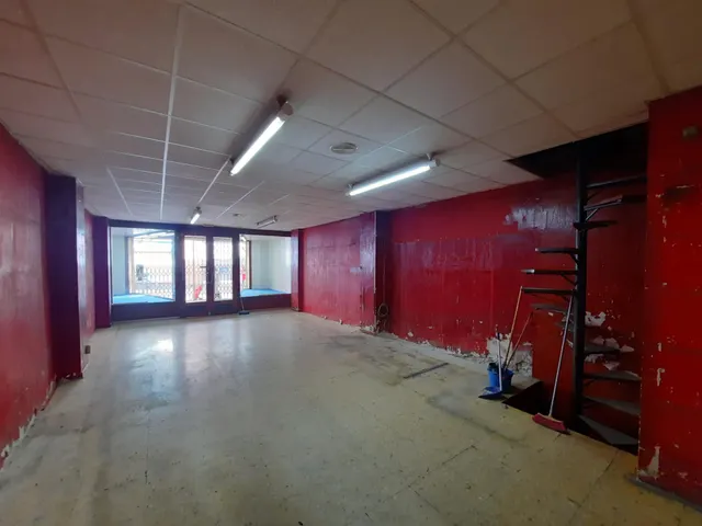 LOCAL COMERCIAL CON ACCESO DESDE DOS CALLES — 7