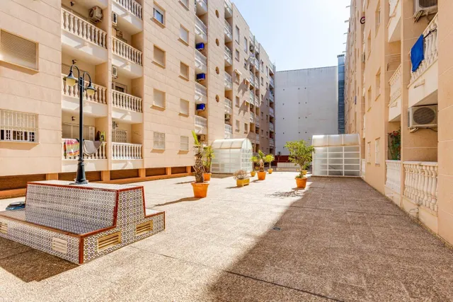 Apartamento de 2 dormitorios con piscina comunitaria en Torrevieja — 28