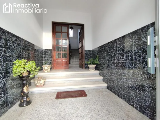 Edificio de planta baja, dos plantas y bajo cubierta, con te