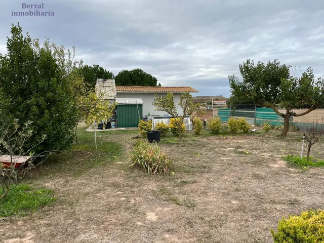 Finca rústica, vallada con agua de pozo, luz con generador. — 9
