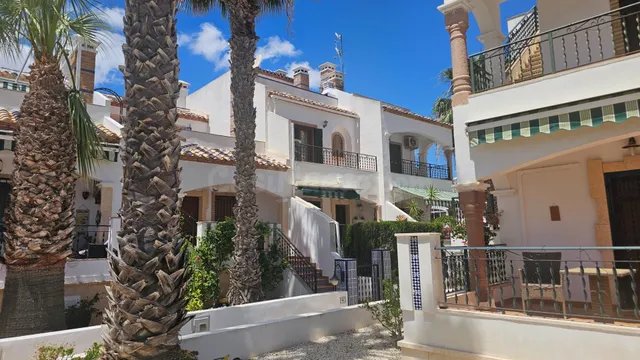 Se vende un adosado de 2 dormiotrios y 2 baños en comunidad  - foto 3