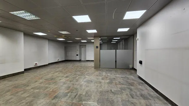 Edifificio neoclasico en el centro de Figueres. — 40