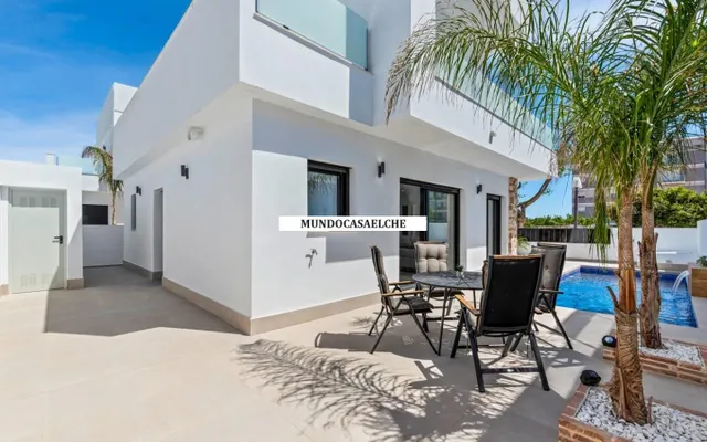 CHALET DE DISEÑO CON PISCINA PROPIA — 5