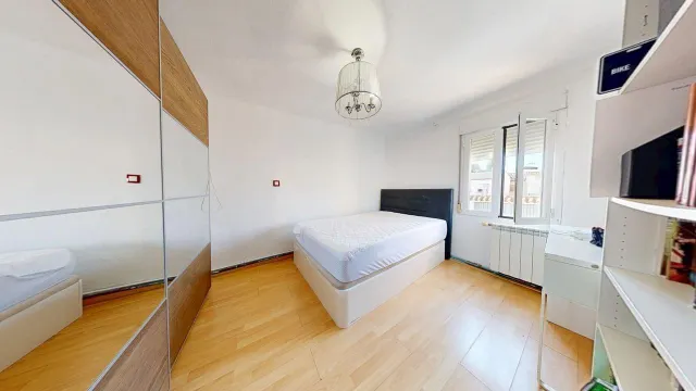 CASA UNIFAMILIAR de 170m2 útiles sobre parcela de 265m2. Distribuido en sótano con bodega, salón, cocina, dos baños, cuatro habitaciones y buhardilla diáfana — 24