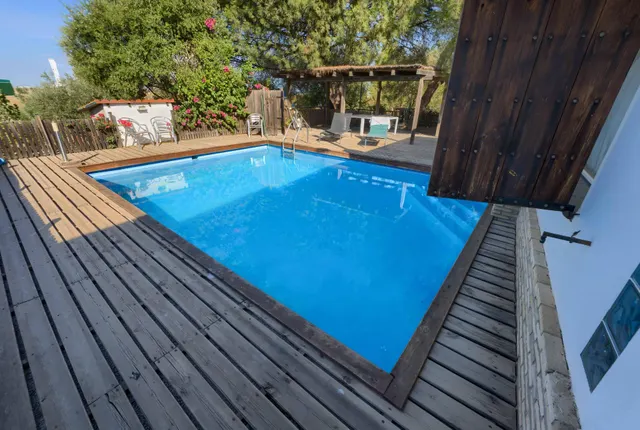 Chalet independiente de una planta con apartamento, piscina y parcela urbana de 2.800 m2 — 41