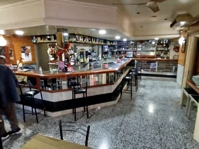 EN EL CENTRO DEL ALGAR .Hostal con Vivienda y Gran Patio.