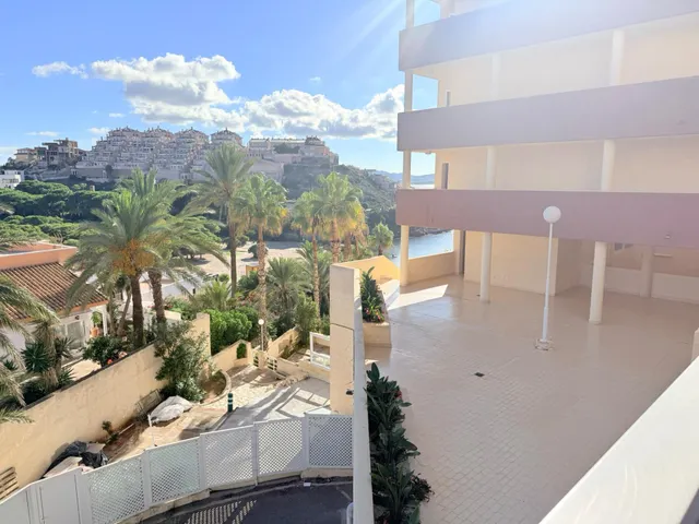 Apartamento con una gran terraza esquinera en  la urbanización Arpón II, en el kilómetro 4 de La Manga del Mar Menor. — 27